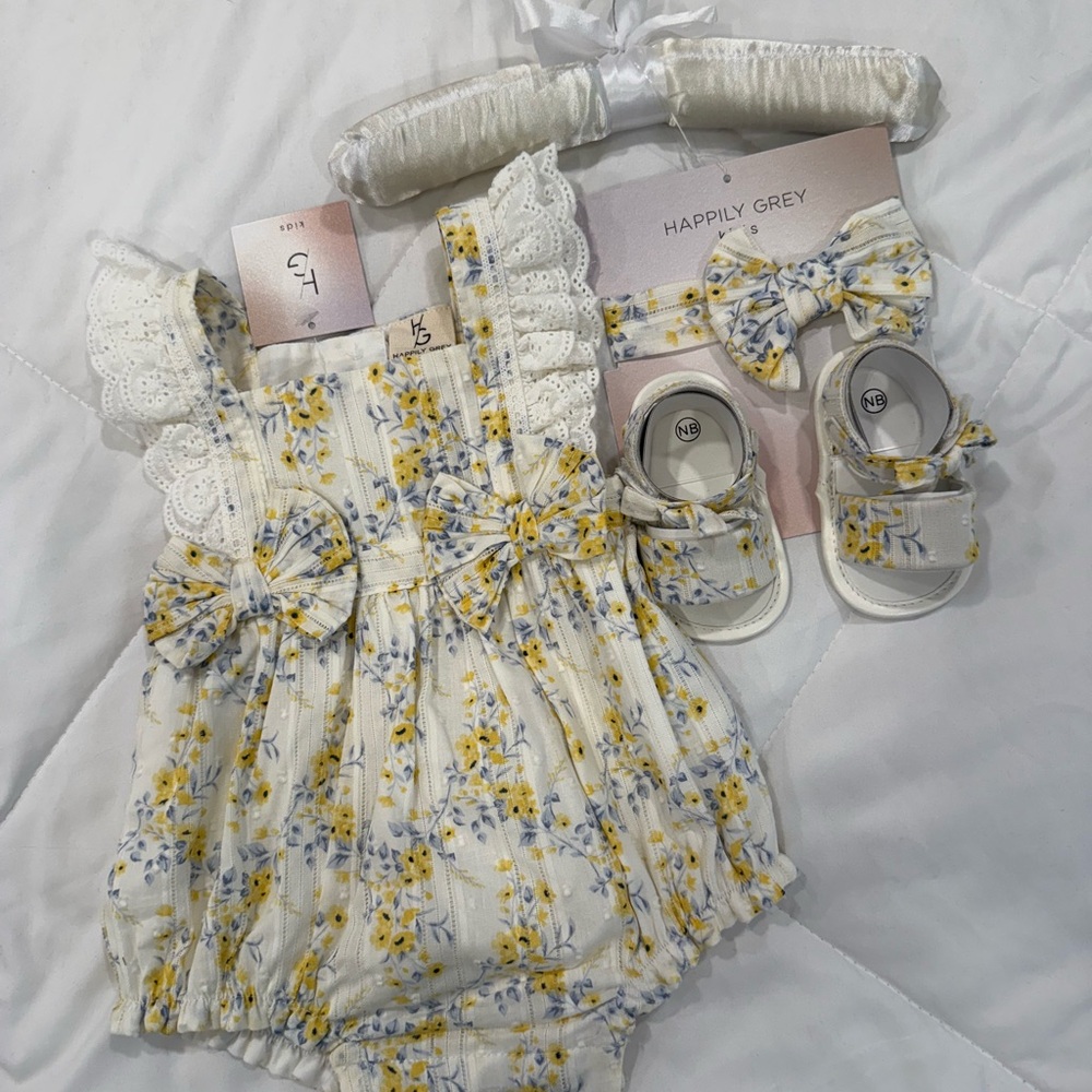 🌼NWT💙Floral Baby Outfit with Accessories